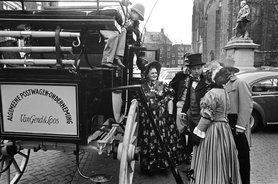 Laatste rit postkoets van Van Gend en Loos en Utrecht. Postkoets bij Domtoren, Bestanddeelnr 921-1446