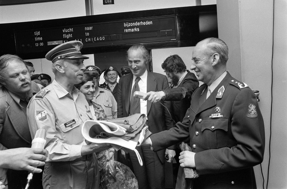 Laatste Nederlandse militairen uit Suriname terug op Schiphol Tris commandant k, Bestanddeelnr 928-2933