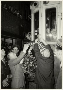 Laatste rit van de electrische tram Amsterdam-Zandvoort van de N.Z.H. op 31 augustus 1957. Foto De Blauwe Tram wordt in de Tempeliersstraat in de bloemen gezet. NL-HlmNHA 54008572