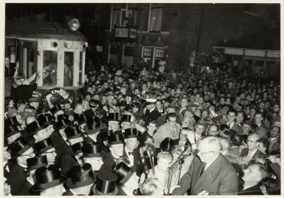 Laatste rit van de electrische tram Amsterdam-Zandvoort van de N.Z.H. op 31 augustus 1957. Foto Mannenkoor Zang en Vriendschap zingt het ' Requiem op de blauwe' als afscheid. NL-HlmNHA 54008573