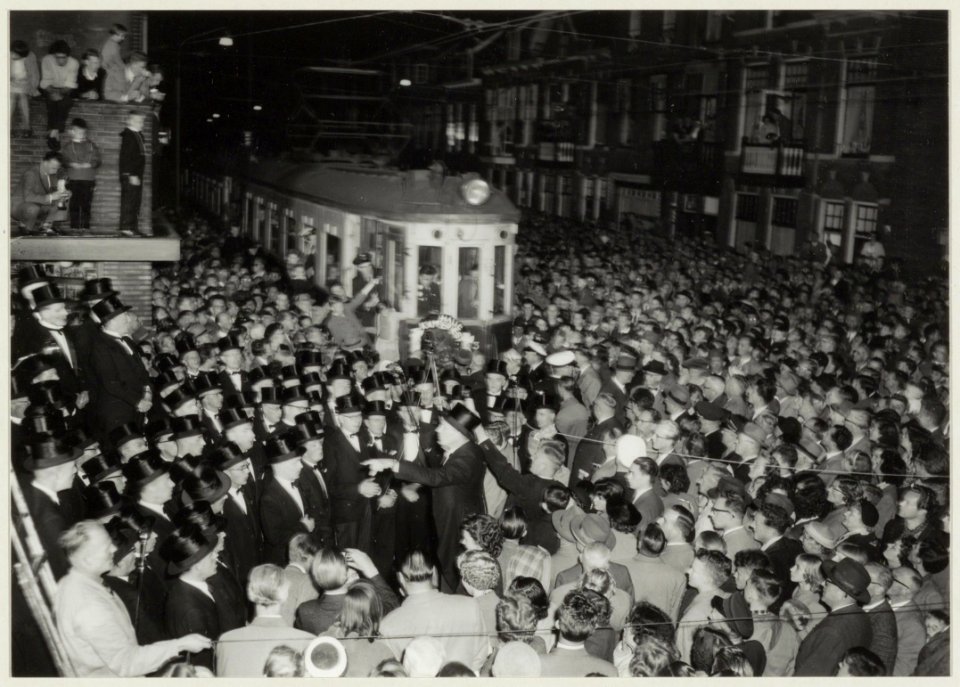 Laatste rit van de electrische tram Amsterdam-Zandvoort van de N.Z.H. op 31 augustus 1957. Foto Mannenkoor Zang en Vriendschap zingt het ' Requiem op de blauwe' als afscheid. NL-HlmNHA 54010436