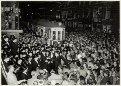 Laatste rit van de electrische tram Amsterdam-Zandvoort van de N.Z.H. op 31 augustus 1957. Foto Mannenkoor Zang en Vriendschap zingt het ' Requiem op de blauwe' als afscheid. NL-HlmNHA 54010436