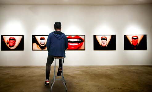 Stool graphic lips