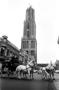 Laatste rit postkoets van Van Gend en Loos en Utrecht. Postkoets bij Domtoren, Bestanddeelnr 921-1447