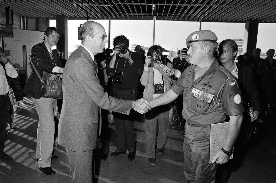 Laatste Nederlandse Unifil-soldaten uit Libanon op Schiphol aangekomen minister, Bestanddeelnr 933-4637