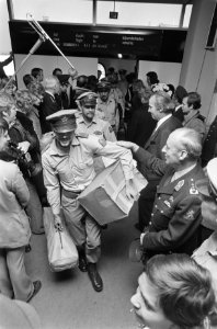 Laatste Nederlandse militairen uit Suriname terug op Schiphol minister Vredelin, Bestanddeelnr 928-2934