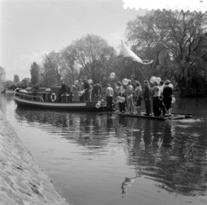 Laatste dag meisjes hoogste klas van het meisjeslyceum aan de Reynier Vinkelskad, Bestanddeelnr 908-5645