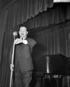 Laatste optreden van Willy Alberti voor zijn vertek naar Amerika, tijdens het zi, Bestanddeelnr 910-8726