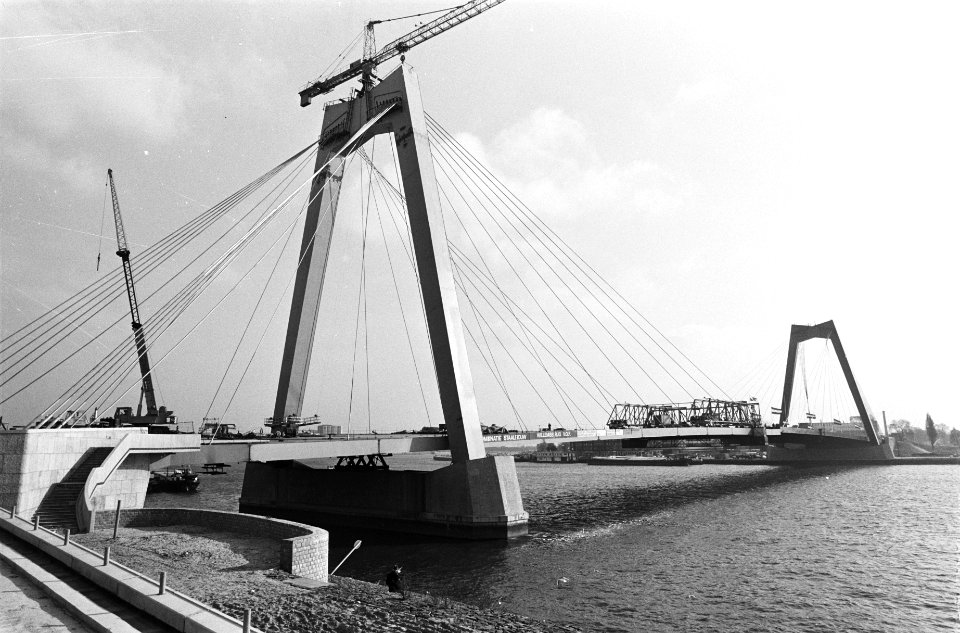 Laatste verbindingstuk geplaatst in Willemsbrug, verbinding Rotterdam-centrum me, Bestanddeelnr 931-1265