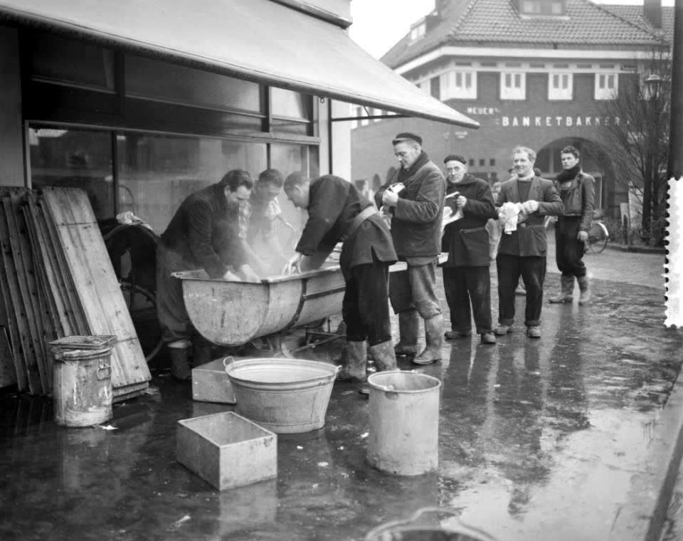 Laatste voorbereiding terugkeer bewoners Oostzaan, deegtrog met heet water, Bestanddeelnr 910-9812
