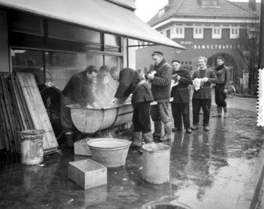 Laatste voorbereiding terugkeer bewoners Oostzaan, deegtrog met heet water, Bestanddeelnr 910-9812