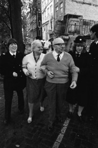 Laatste oorspronkelijke bewoners, het echtpaar Westerbrug, worden door de politi, Bestanddeelnr 932-7198