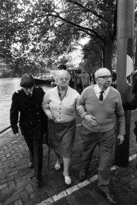 Laatste oorspronkelijke bewoners, het echtpaar Westerbrug, worden door de politi, Bestanddeelnr 932-7199