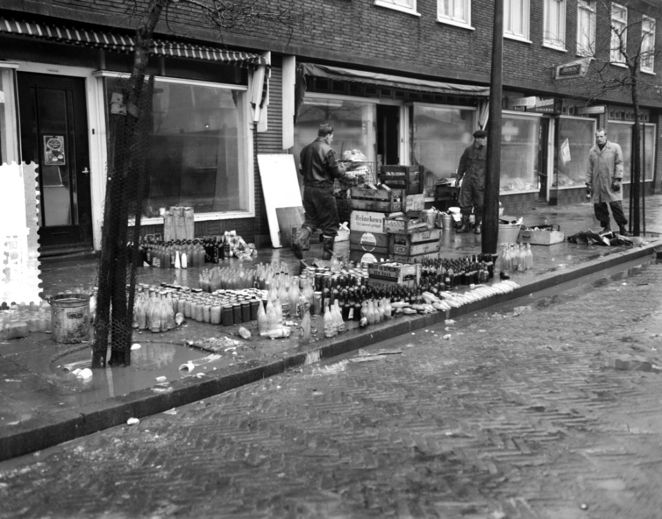 Laatste voorbereiding terugkeer bewoners Oostzaan, Bestanddeelnr 910-9814