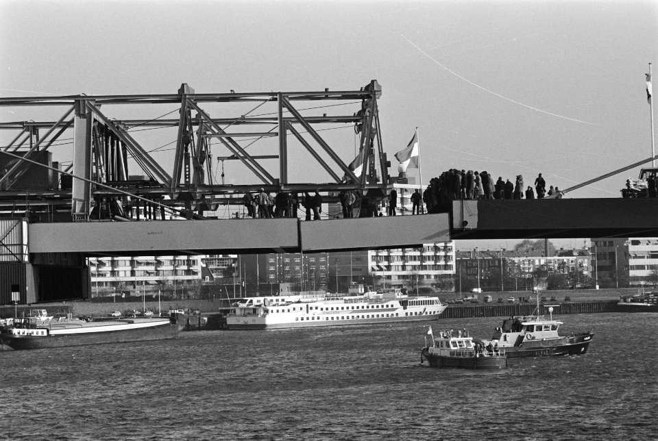 Laatste verbindingstuk geplaatst in Willemsbrug, verbinding Rotterdam-centrum me, Bestanddeelnr 931-1267