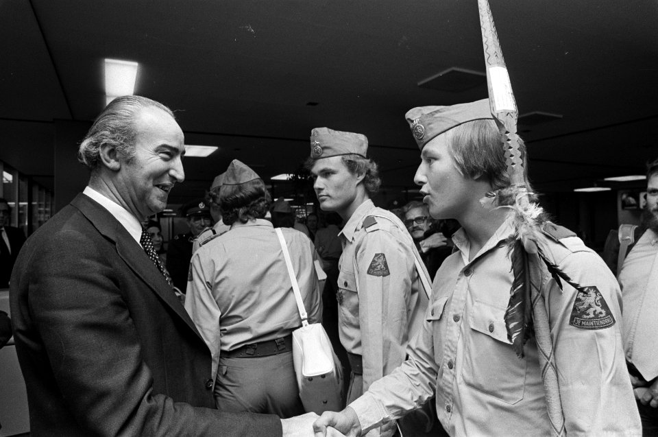 Laatste Nederlandse militairen uit Suriname terug op Schiphol minister Vredelin, Bestanddeelnr 928-2930