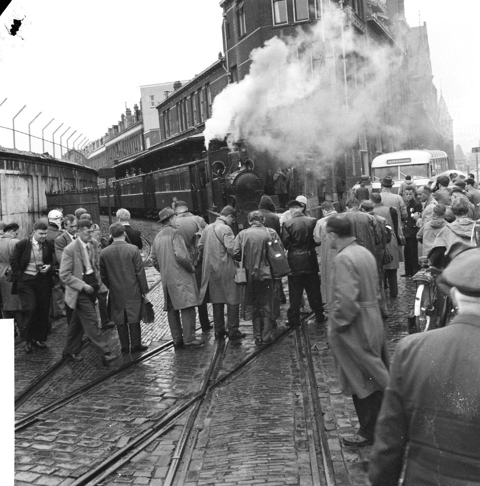 Laatste rit van oude stoomlocomotief. Engelse fotografen, Bestanddeelnr 913-0225