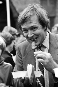 Laatste vergadering van de Tweede Kamer voor zomerreces werd op het Binnenhof jaarlijkse barbecuepartij Jan Terlouw eet sate, Bestanddeelnr 931-5645