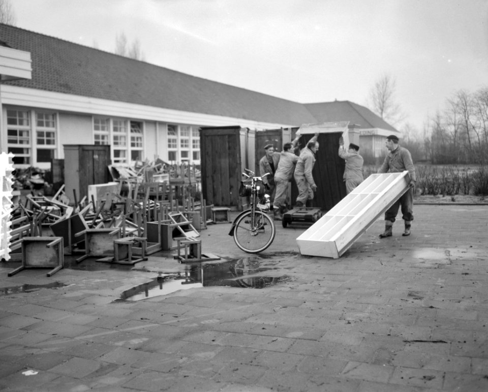 Laatste voorbereiding terugkeer bewoners Oostzaan, Bestanddeelnr 910-9817