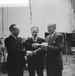 Laatste uitzending Tussen Keulen en Parijs, v.l.n.r. Jhr. Th. Roell, Dick van , Bestanddeelnr 911-1522