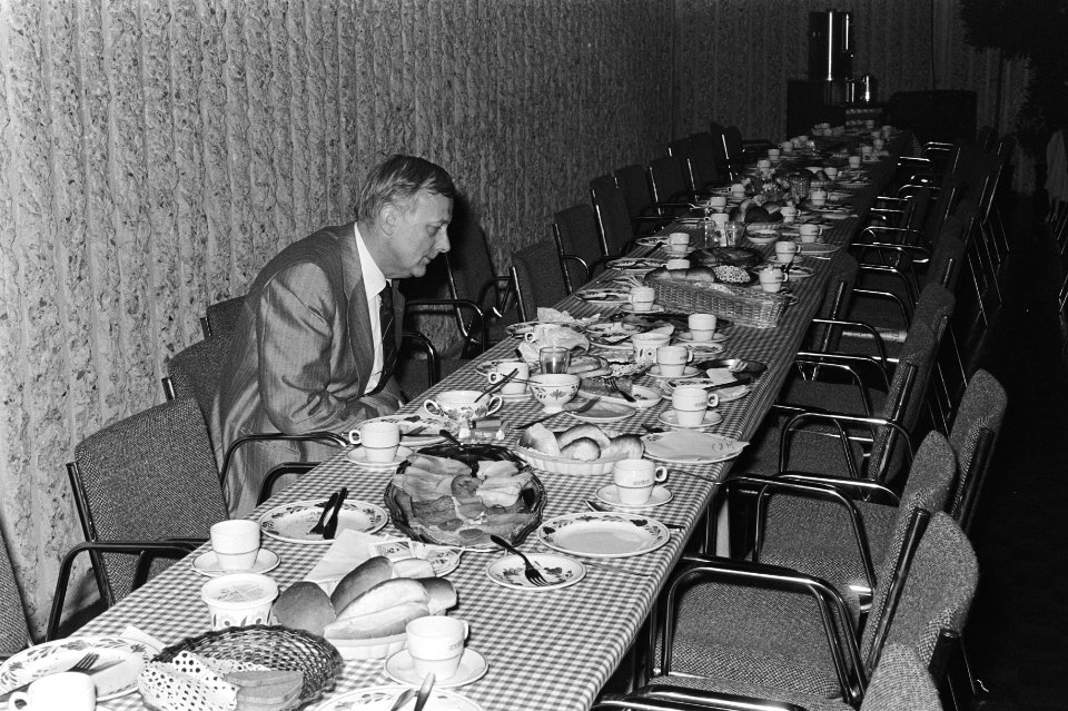 Laatste vergadering KVP ivm opgaan in CDA, Piet Steenkamp aan lege tafel, Bestanddeelnr 931-0601
