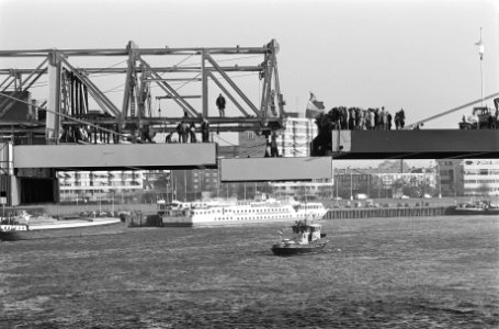 Laatste verbindingstuk geplaatst in Willemsbrug, verbinding Rotterdam-centrum me, Bestanddeelnr 931-1266