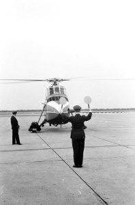 Laatste Sabena-helikopter wordt op luchthaven Zestienhoven bij Rotterdan binneng, Bestanddeelnr 919-7430