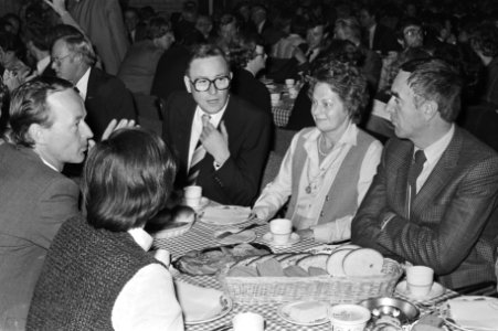 Laatste vergadering KVP i.v.m. opgaan in CDA, aan lunch Van Leeuwen (ex-voorz. C, Bestanddeelnr 931-0598