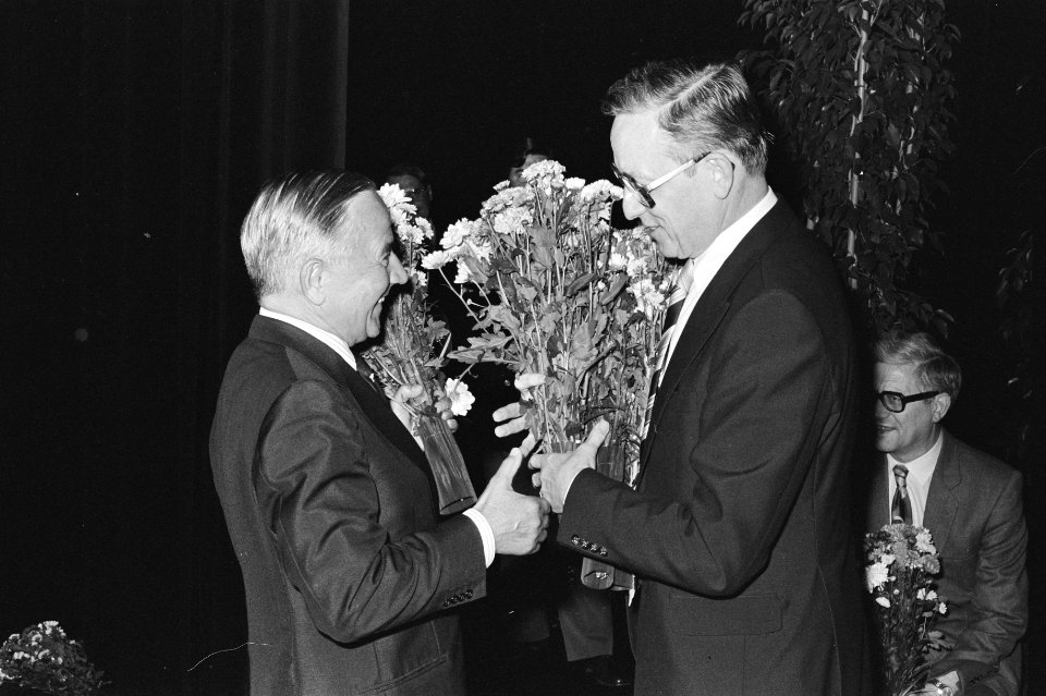 Laatste vergadering KVP ivm opgaan in CDA, Van Zeil en De Jong met bloemen, Bestanddeelnr 931-0606