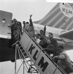 Laatste vlucht naar Biak, het vliegtuig Sir Frank Whittle , Papoea's bij hun v, Bestanddeelnr 915-0947