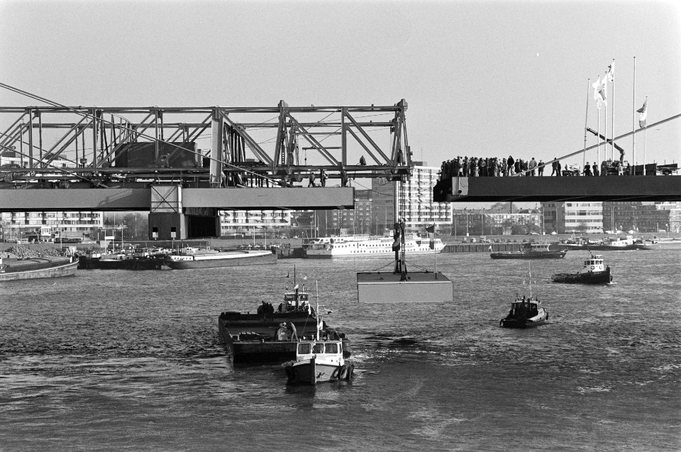 Laatste verbindingstuk geplaatst in Willemsbrug, verbindi Rotterdam-centrum met , Bestanddeelnr 931-1268