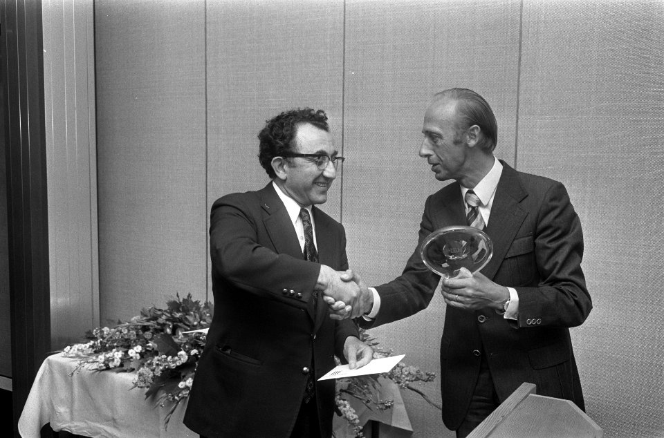 Laatste ronde IBM-schaaktoernooi, Petrosjan ontvangt trofee van wnd Directeur-Ge, Bestanddeelnr 926-5904