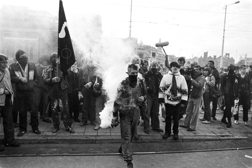 Laatste traject van metro in Amsterdam officieel geopend, demonstranten wierpen , Bestanddeelnr 931-0752