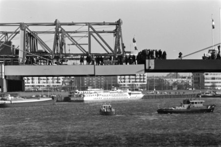 Laatste verbindingstuk geplaatst in Willemsbrug, verbindi Rotterdam-centrum met , Bestanddeelnr 931-1269