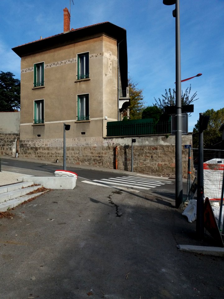 La Mulatière - Chemin des Chassagnes, immeuble à l'angle de la rue Stéphane Déchant