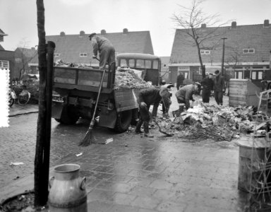 Laatste voorbereiding terugkeer bewoners Oostzaan, Bestanddeelnr 910-9813