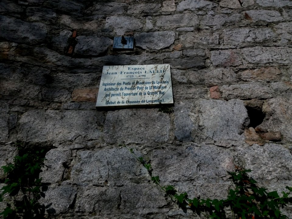 La Mulatière - Rue Stéphane Déchant, plaque sur le mur de soutien dans le parking de l'Aquarium de Lyon