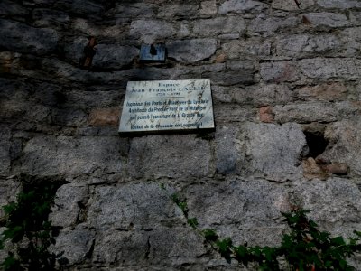 La Mulatière - Rue Stéphane Déchant, plaque sur le mur de soutien dans le parking de l'Aquarium de Lyon