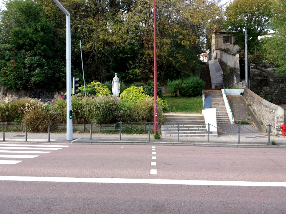 La Mulatière - Rue Stéphane Déchant, monument aux morts et escalier Clément Mulat