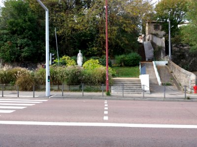 La Mulatière - Rue Stéphane Déchant, monument aux morts et escalier Clément Mulat