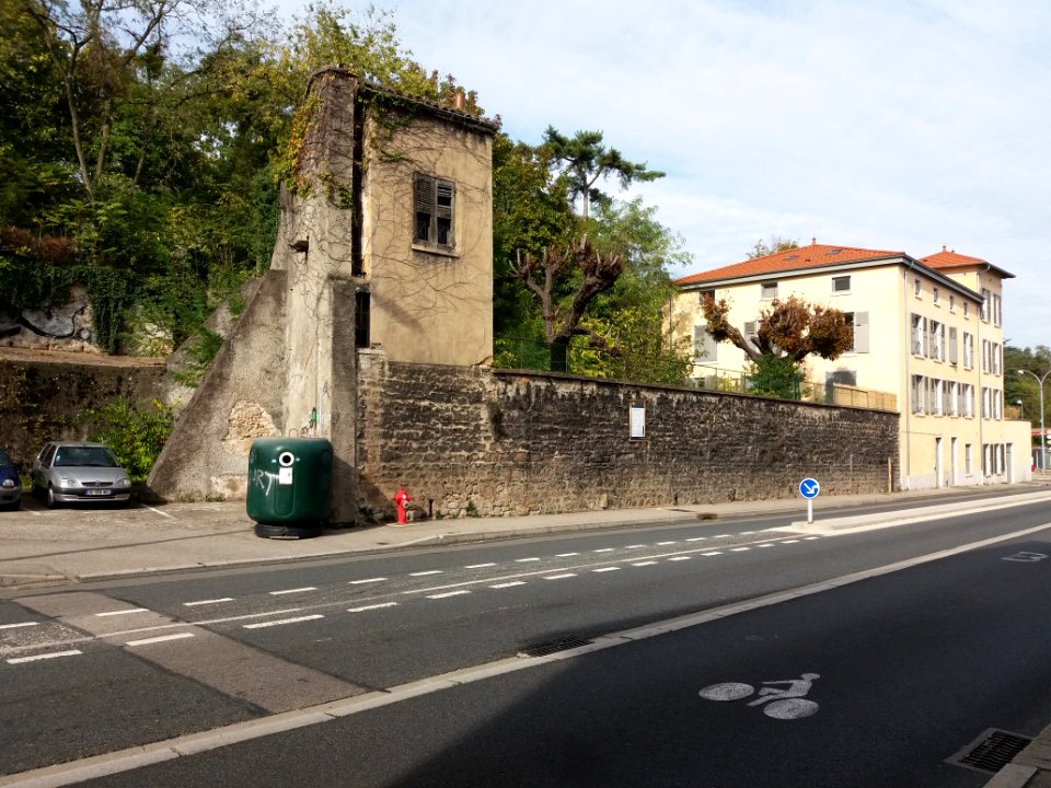 La Mulatière - Rue Stéphane Déchant, maison au numéro 86 (1)