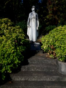La Mulatière - Rue Stéphane Déchant, monument aux morts, vue de face