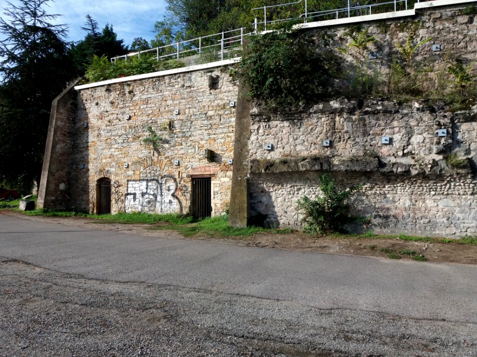 La Mulatière - Rue Stéphane Déchant, mur de soutien dans le parking de l'Aquarium de Lyon