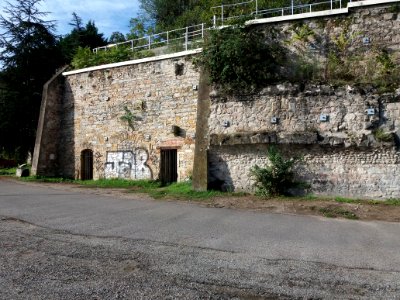 La Mulatière - Rue Stéphane Déchant, mur de soutien dans le parking de l'Aquarium de Lyon