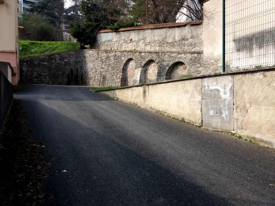 La Mulatière - Chemin de Fontanières - Mur en pierre, au niveau du numéro 182