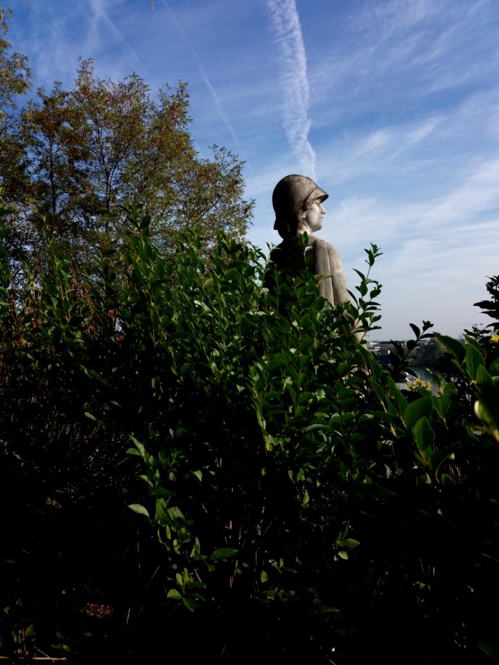 La Mulatière - Rue Stéphane Déchant, monument aux morts, vue arrière