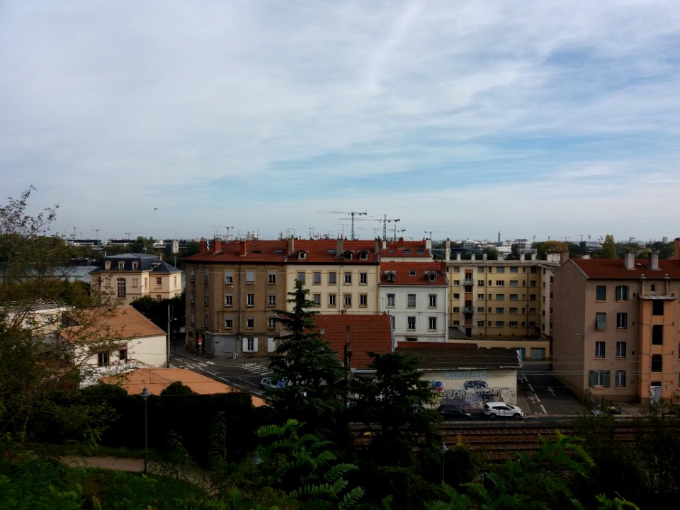 La Mulatière - Rue Stéphane Déchant, vue vers l'est (côté Saône et Rhône)