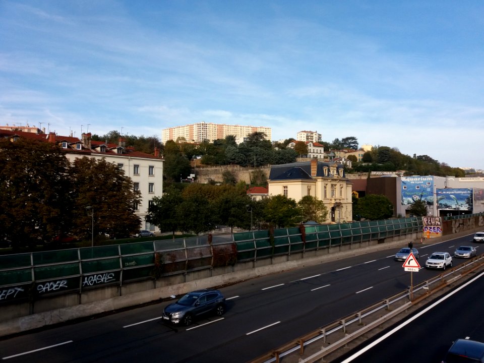 La Mulatière - Autoroute A7, vers le nord, vue sur la maison du Confluent