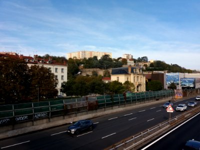La Mulatière - Autoroute A7, vers le nord, vue sur la maison du Confluent
