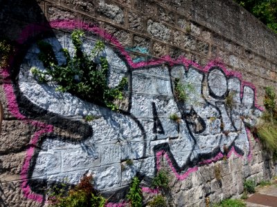 La Mulatière - Quai Jean-Jacques Rousseau - Mur avec graffiti 2